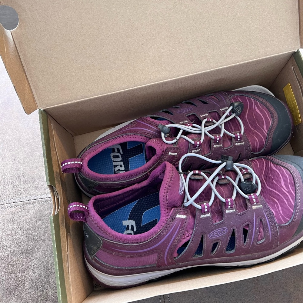 KEEN women’s hiking shoes - sz 9.5 - terraform ethos - grape wine